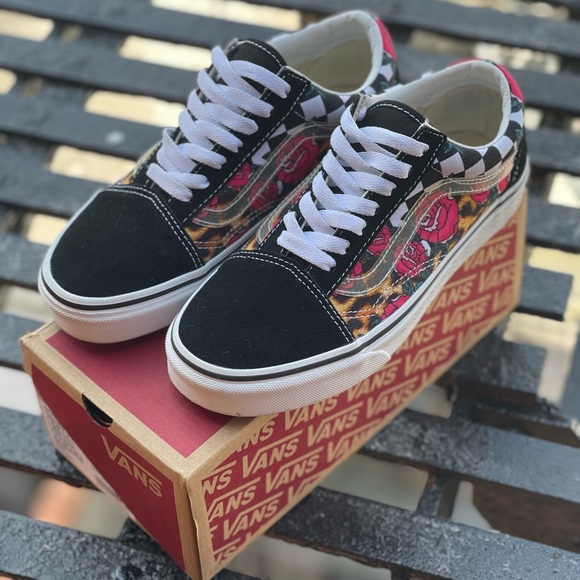 Rose vans - Picture 1 of 4